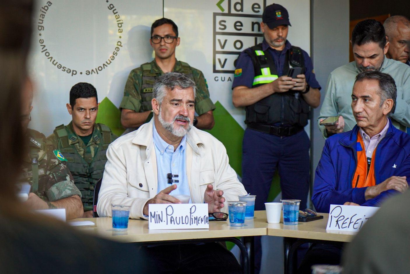 Ministros Paulo Pimenta e Walter Góes pousam em Guaíba e entregam doações de purificadores de água
