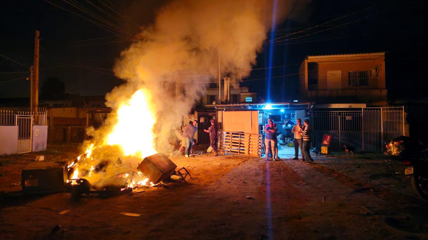 Moradores protestam e CEEE Equatorial restabelece luz na Santa Rita depois de quatro dias