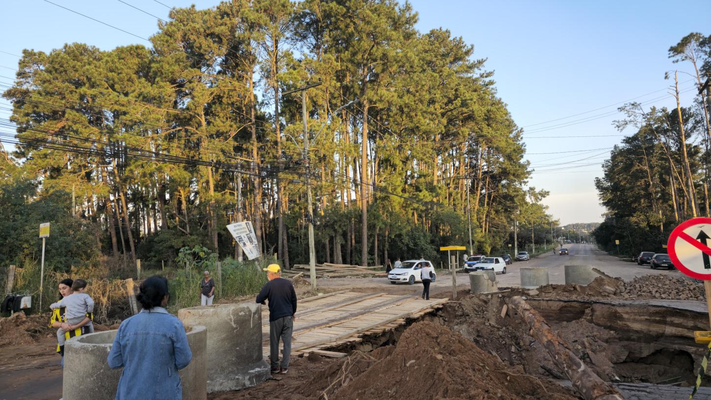Prefeitura de Guaíba constrói ponte provisória na entrada da Santa Rita; trânsito está liberado