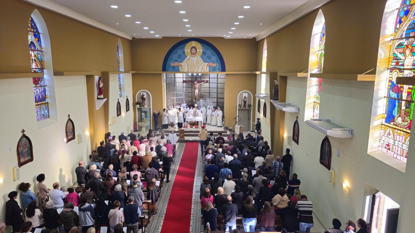 Sem os tradicionais tapetes, fiéis participam da missa de Corpus Christi na igreja Nossa Senhora do Livramento