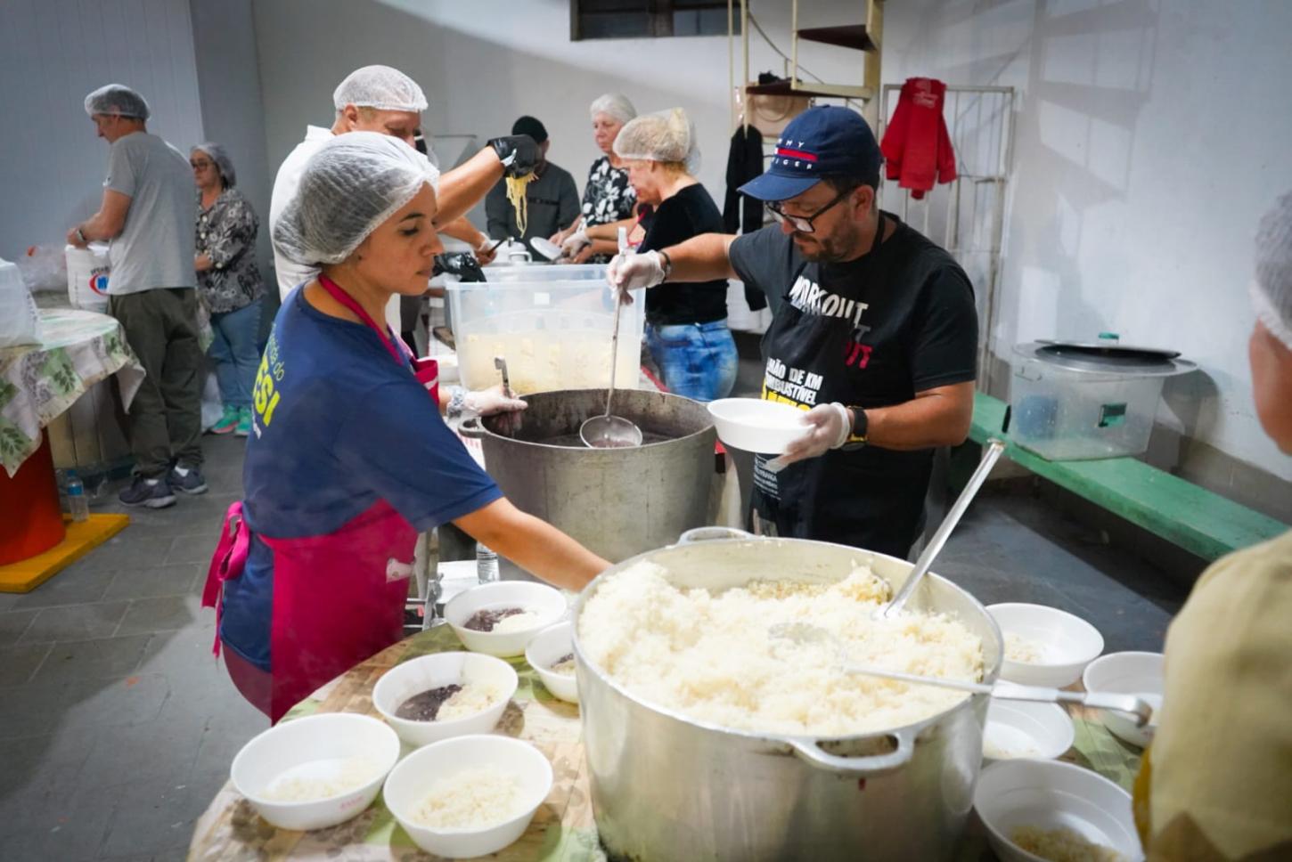Vagalumes da Esperança já produziu quase 40 mil marmitas para as vítimas da enchente, e o trabalho não para