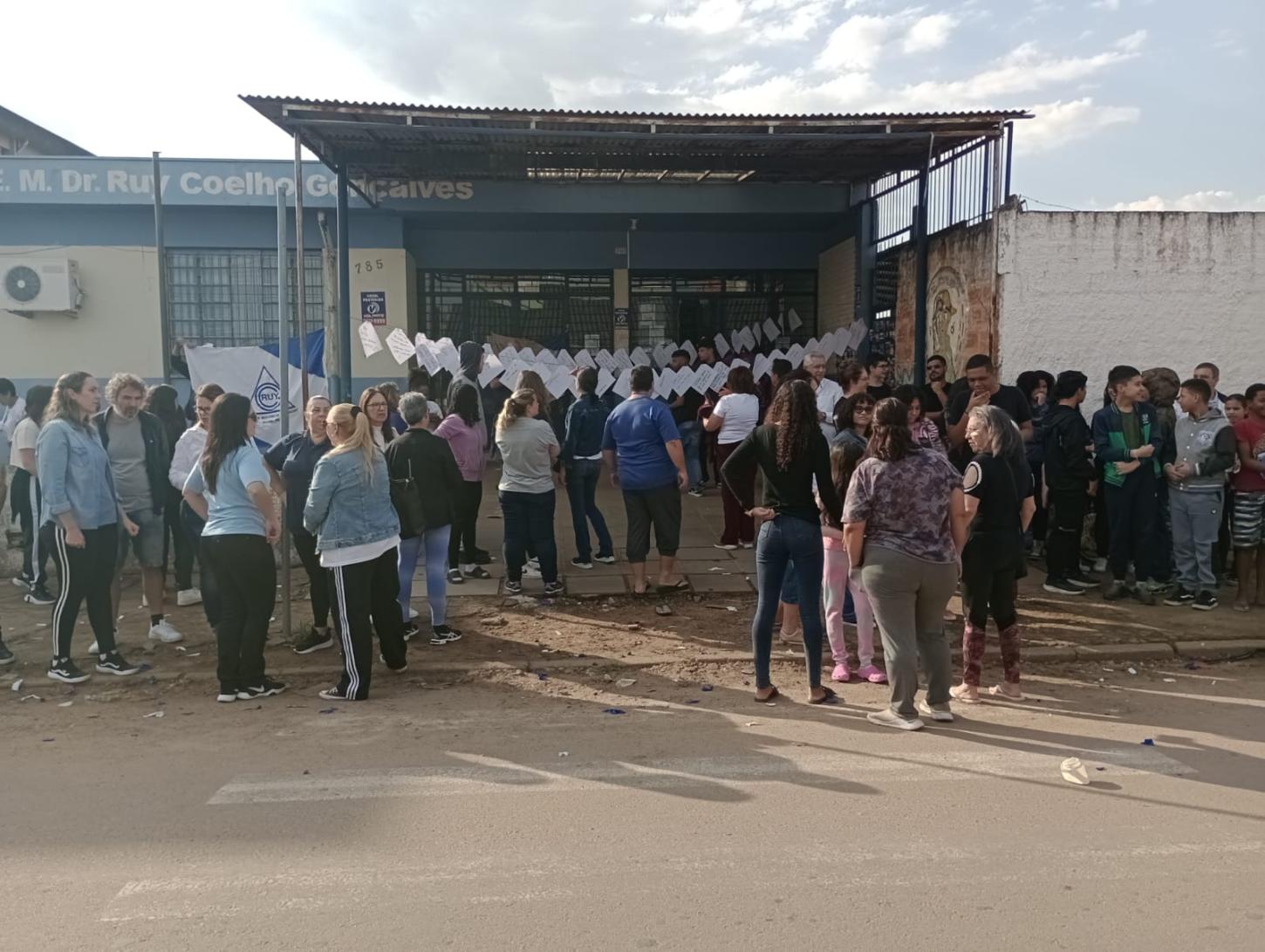 Comunidade abraça a escola Ruy Coelho Gonçalves, uma das mais atingidas pelas enchentes de maio