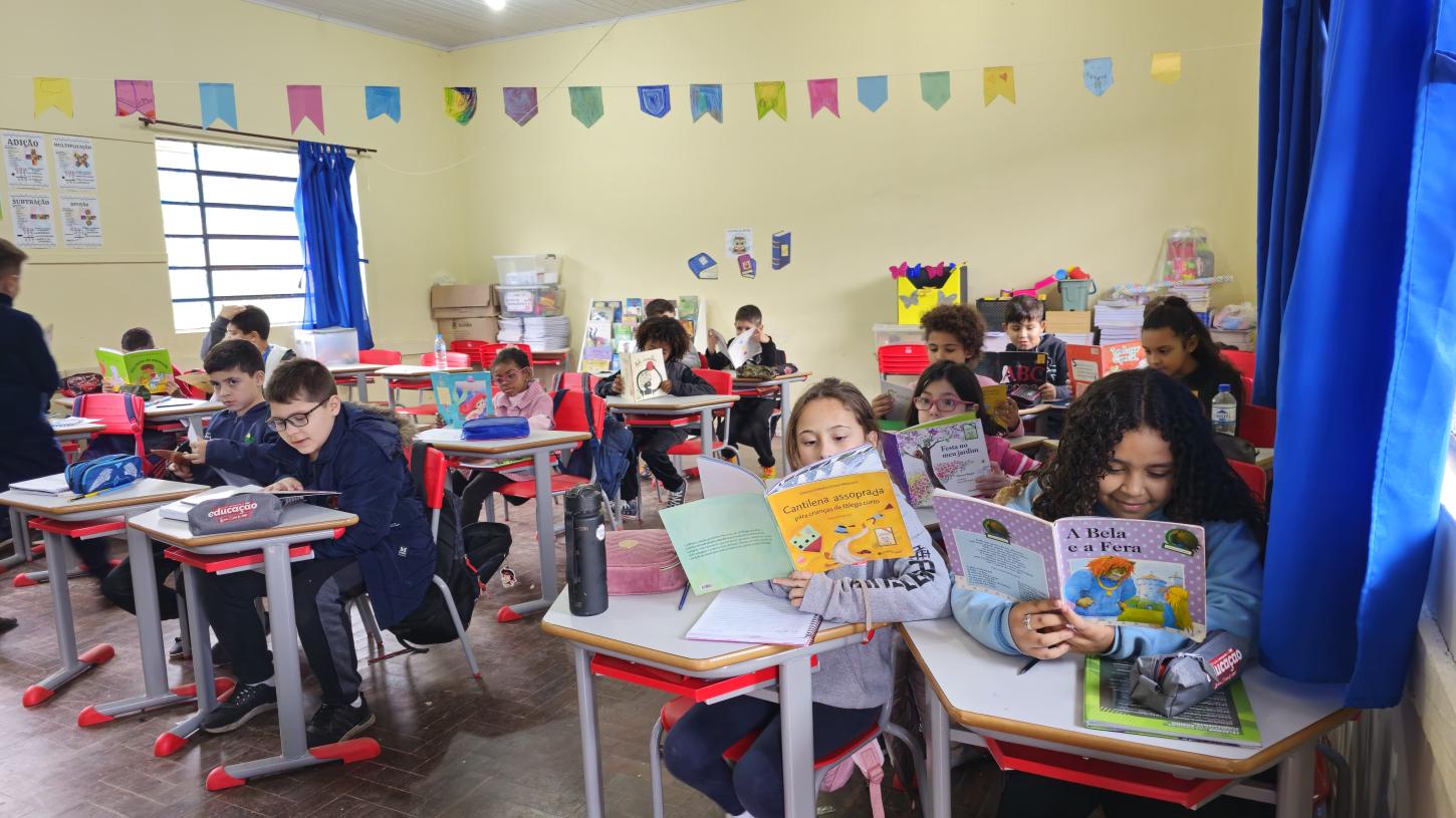 Escolas de Guaíba recebem doação de centenas de livros de Joinville (SC)