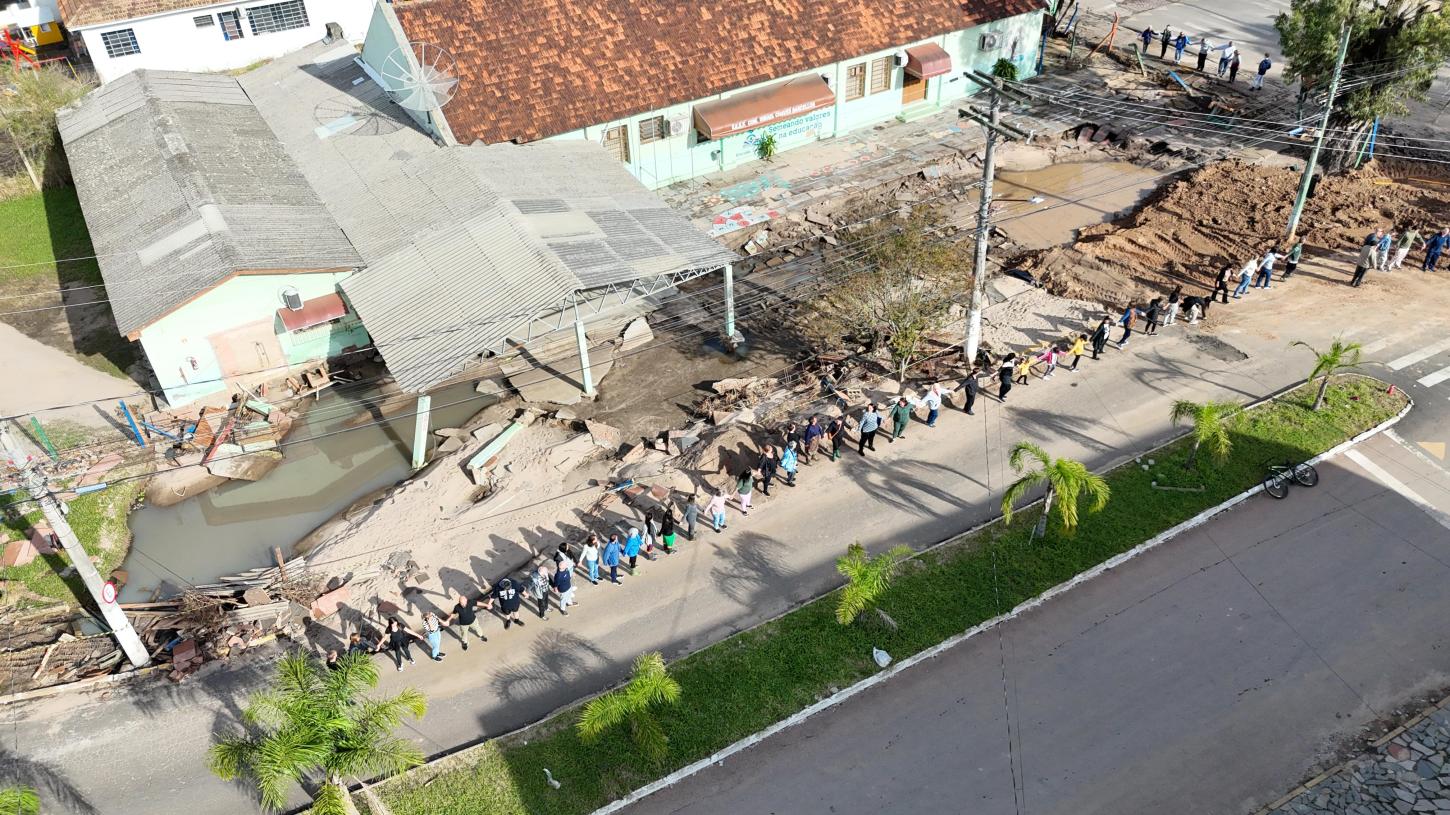 Moradores do Engenho abraçam simbolicamente a escola Ismael Chaves Barcellos