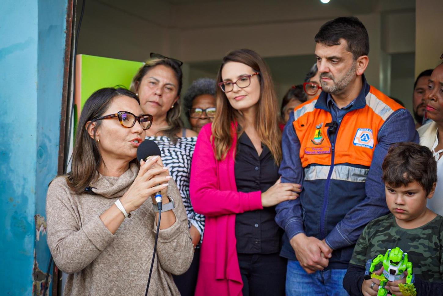 Primeira-dama Janja da Silva inaugura Lavanderia Solidária e visita abrigos em Guaíba