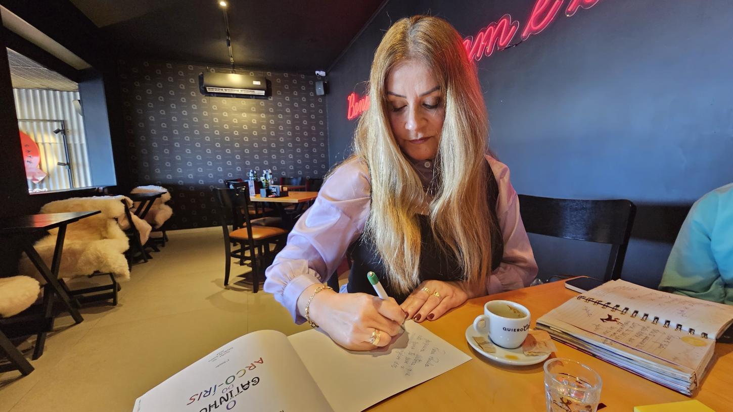 Guaibense Rejane Moreto Pinheiro lança livro infantil sobre um gato no morro Lutzenberger