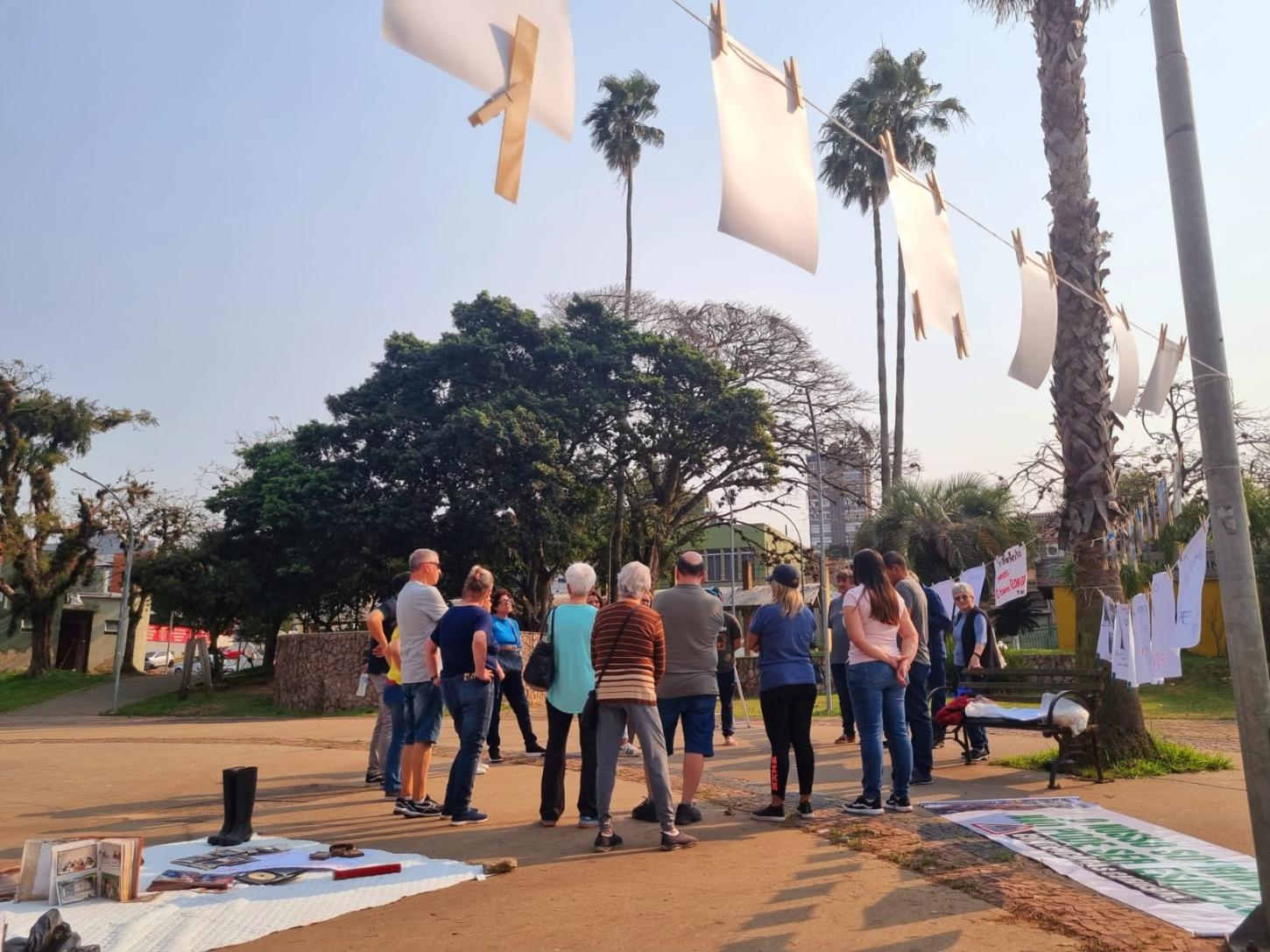 Moradores do Engenho e Florida expõem fotografias da enchente na praça Gastão Leão