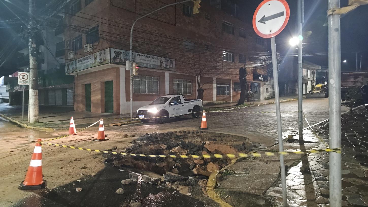 Tubulação rompe e deixa moradores sem água em Guaíba