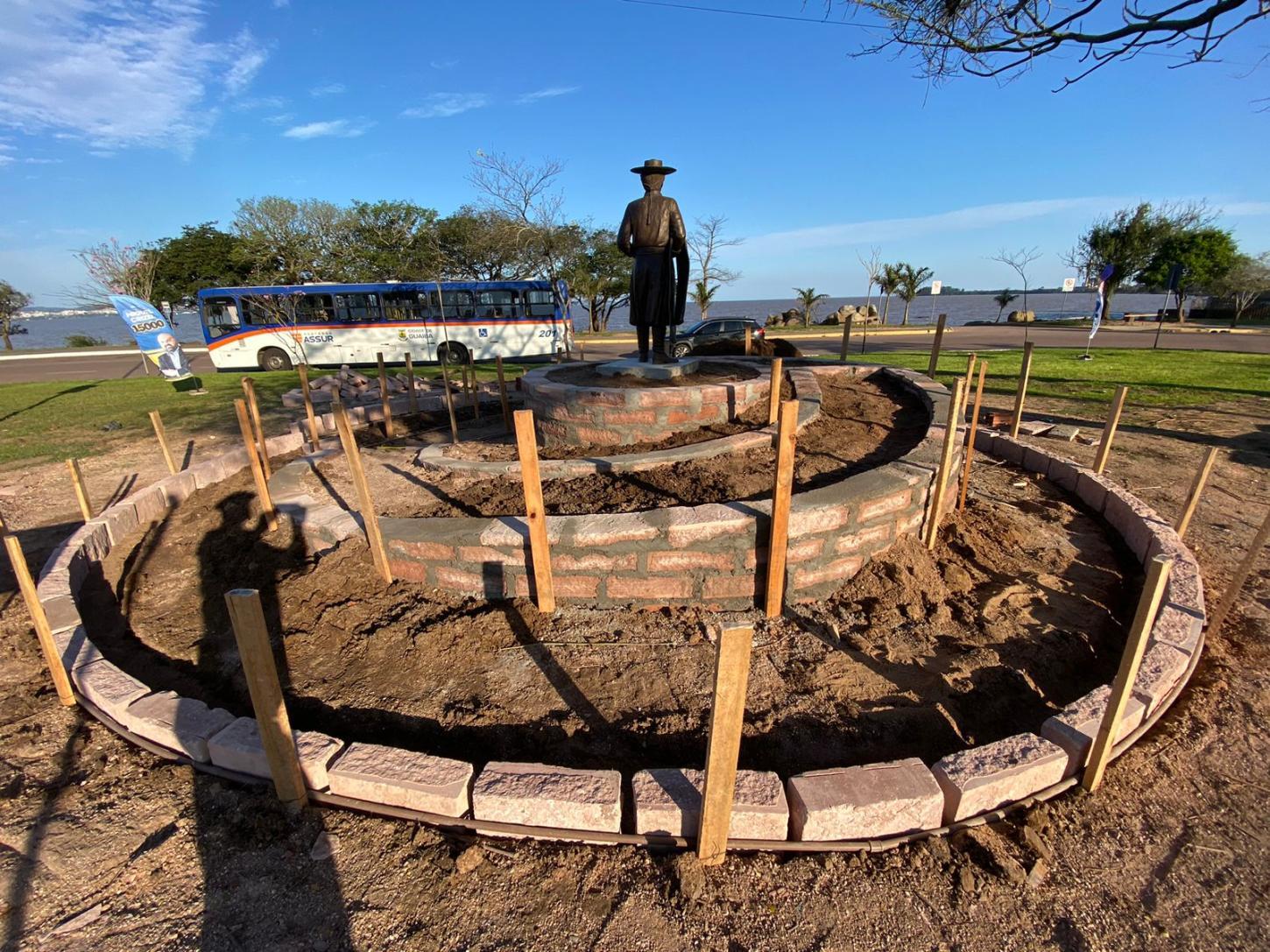 Atingido pela enchente, local da estátua de José Cláudio Machado começa a ser revitalizado em Guaíba