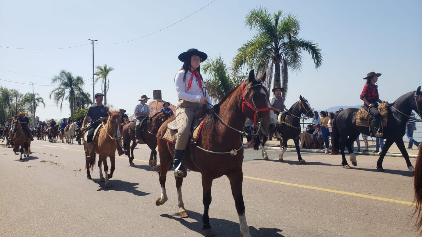 Com cavaleiros de Eldorado do Sul e homenagens, grande público participa do desfile farroupilha em Guaíba