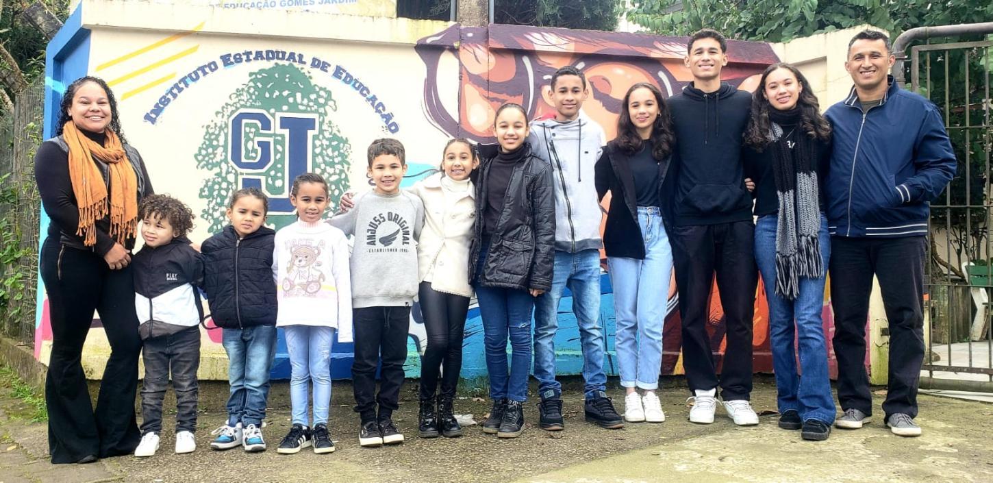 Conheça a família de dez filhos que estuda na escola Gomes Jardim