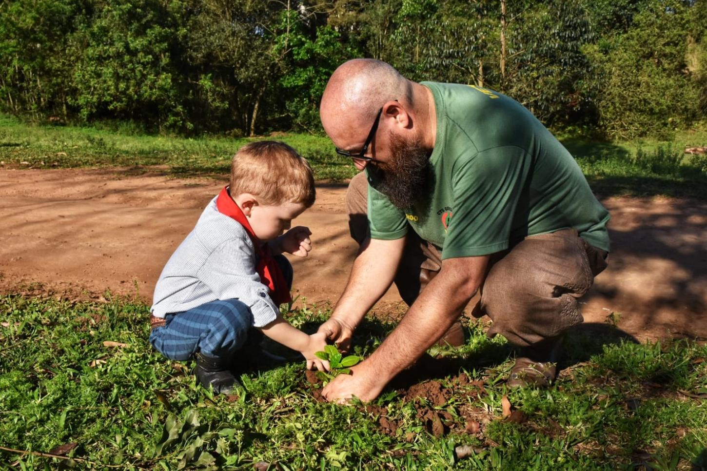 Para marcar o Dia da Árvore, tradicionalistas plantam 21 mudas de erva-mate no CTG Gomes Jardim