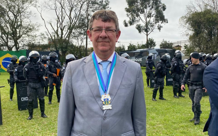 Pastor da igreja luterana Ademir Stahl recebe medalha do Comando de Polícia de Choque, em Porto Alegre
