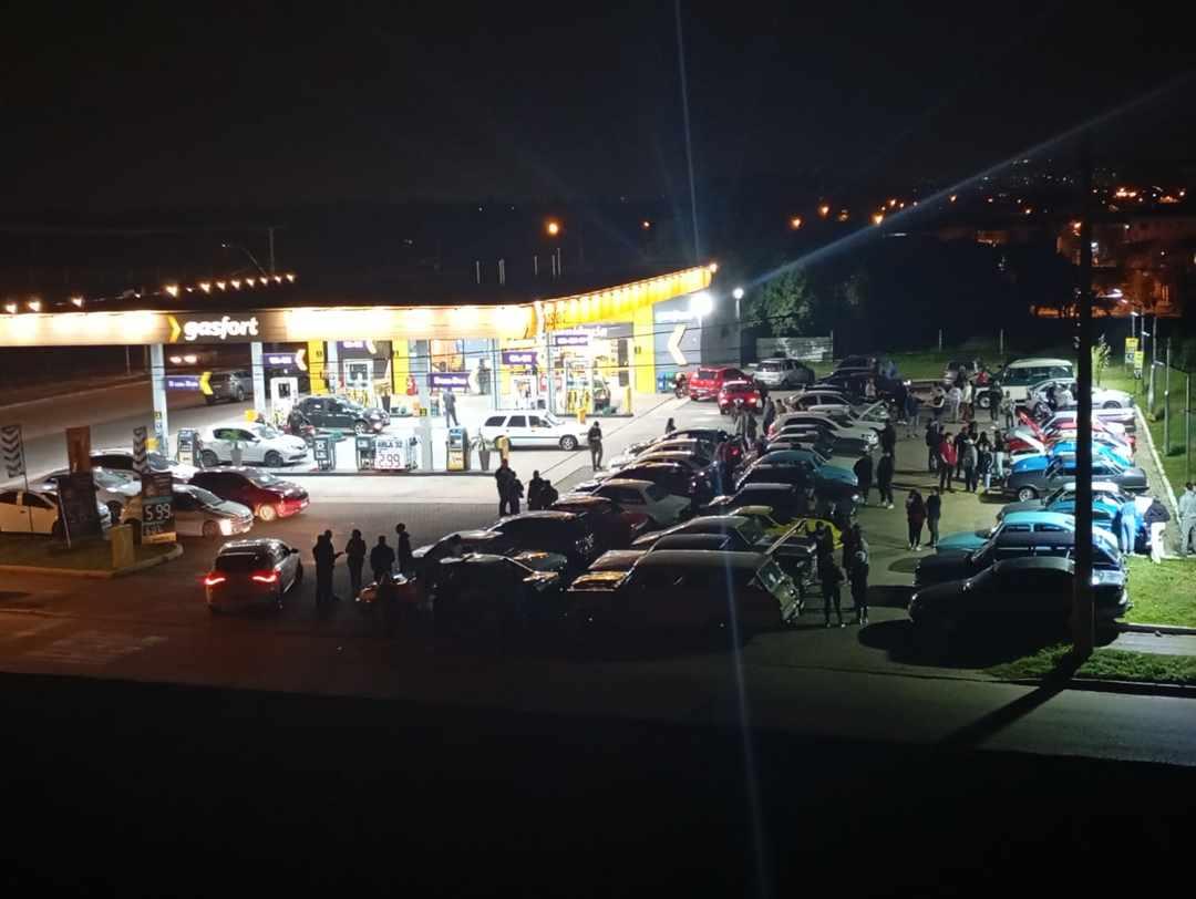 Posto de gasolina Gasfort realiza encontro de carros antigos
