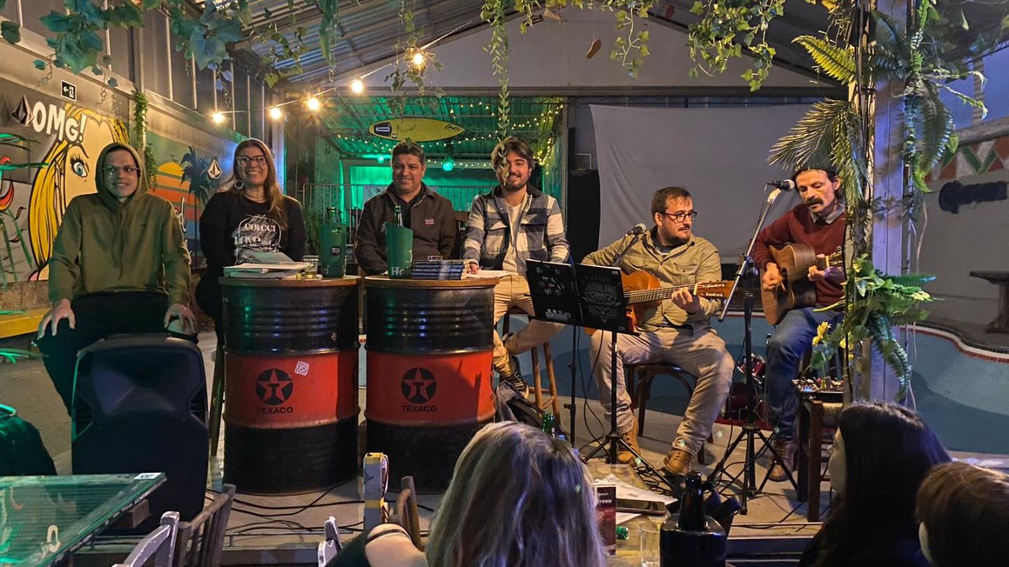 Sarau de Domingo reúne literatura, música e artes no Califa Skate Bar