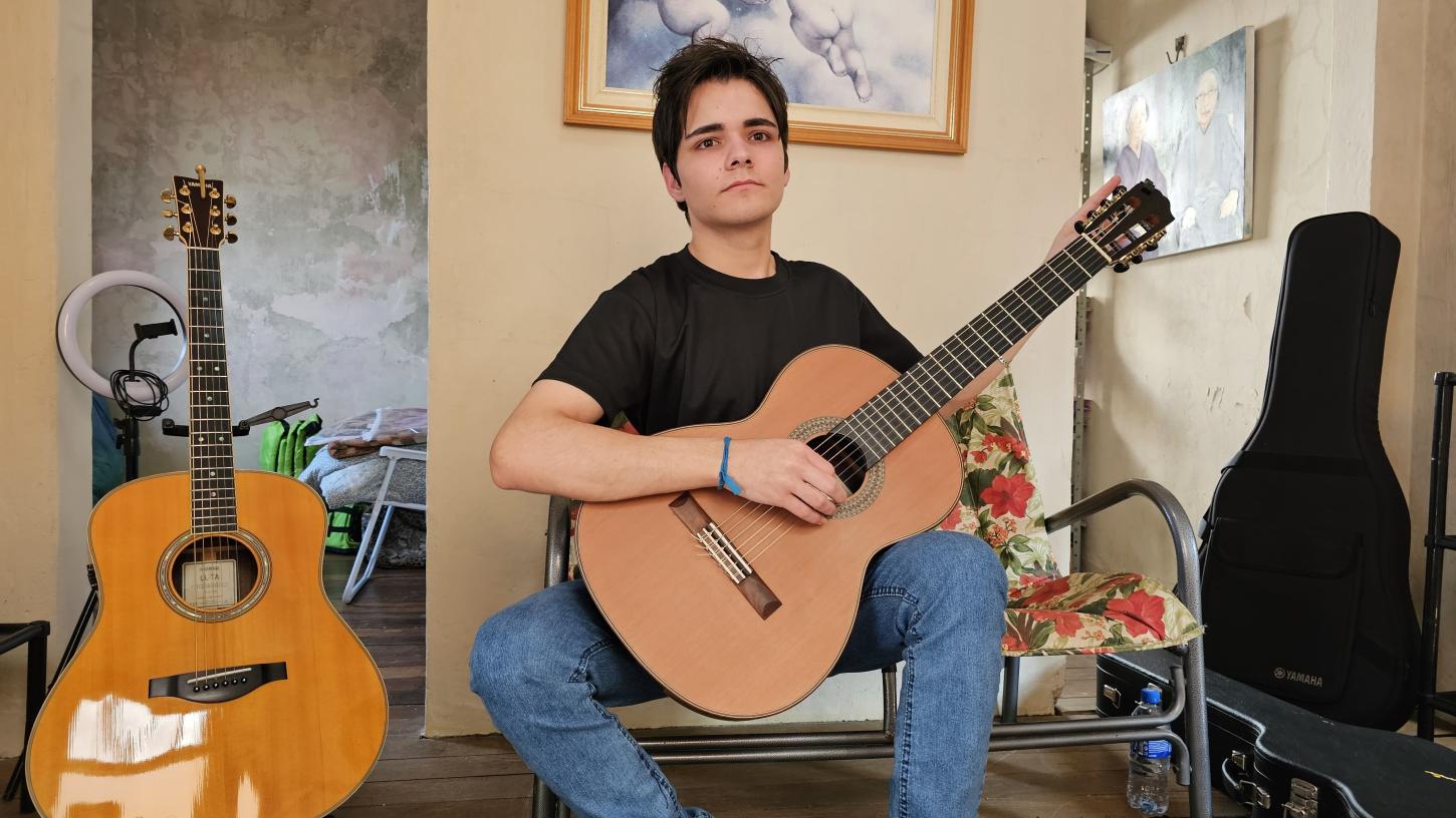 Vídeo: aos 19 anos, professor de violão Pedro Vieira toca o hino de Guaíba com a técnica fingerstyle