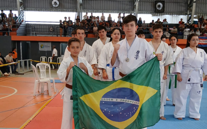 Irmãos Davi e Matheus Caldas conquistam medalhas no Campeonato de Karate Kyokushin do Uruguai