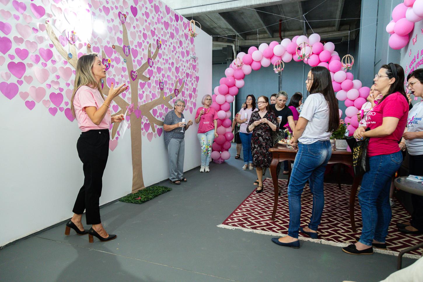 Cerca de 50 mulheres participam da 2º Coquetel Rosa no Centro Oftalmológico de Guaíba