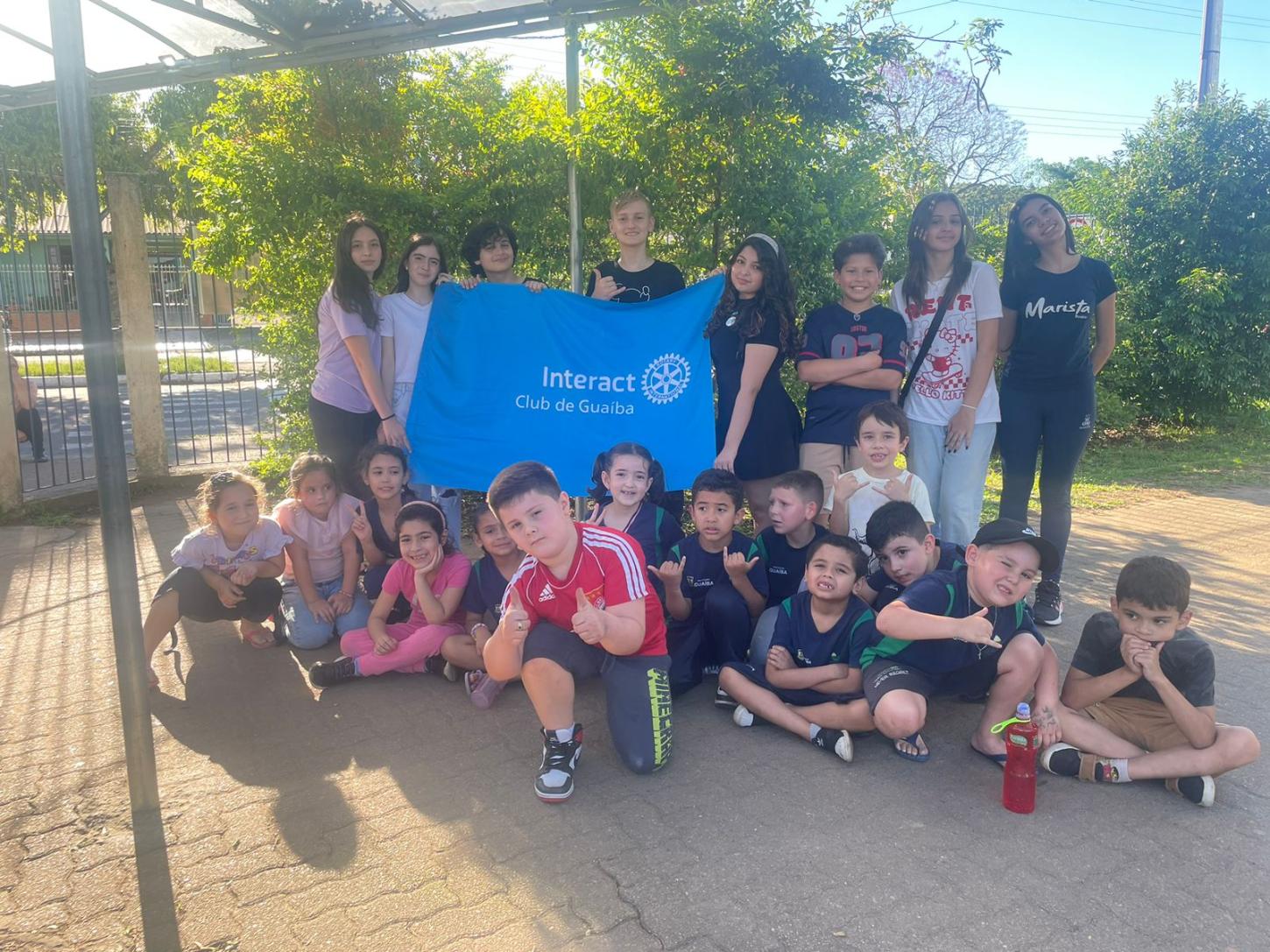 Interact Guaíba planta margaridas e apresenta peça de teatro de fantoches na escola Zilá Paiva Rodrigues Jardim