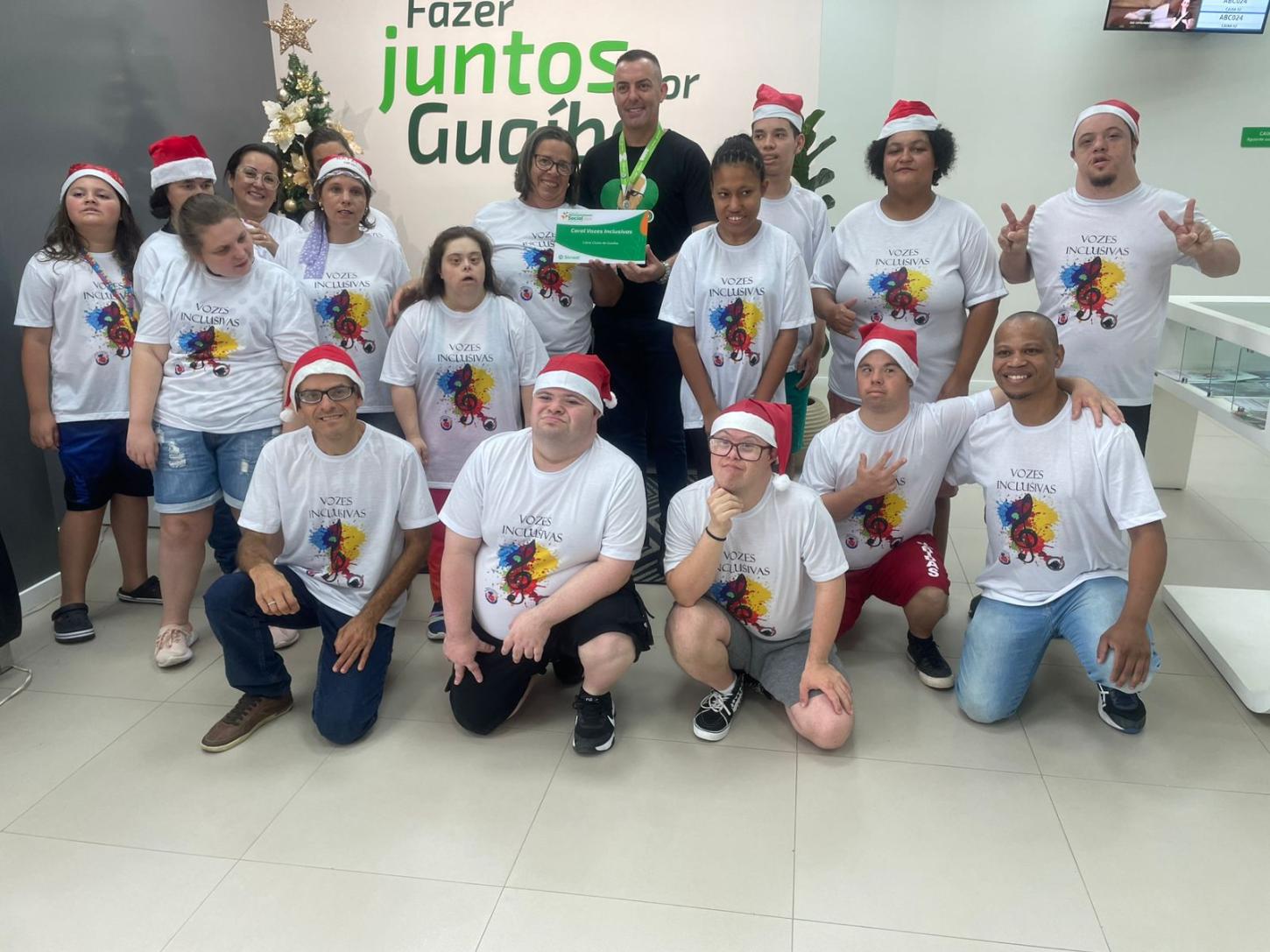 Coral Vozes Inclusivas apresenta canções de Natal na agência do Sicredi
