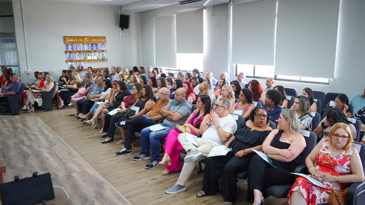 Diretores e vice-diretores das escolas municipais tomam posse na Câmara de Vereadores