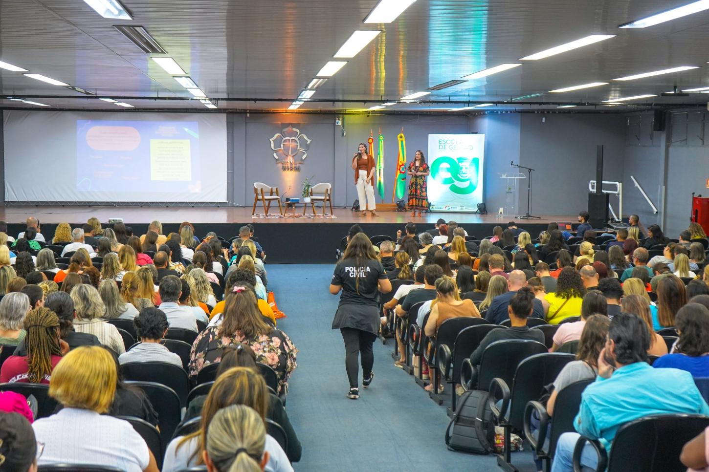 Seminário sobre proteção de crianças e adolescentes lota o auditório da Ulbra Guaíba