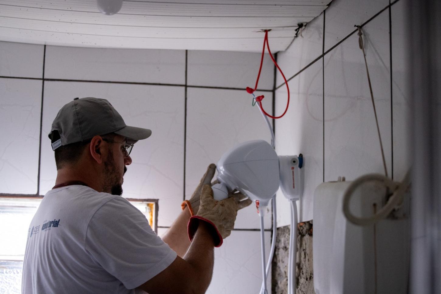 Moradores da Santa Rita e Ipê recebem chuveiros eficientes do projeto Caravana Equatorial; veja como participar