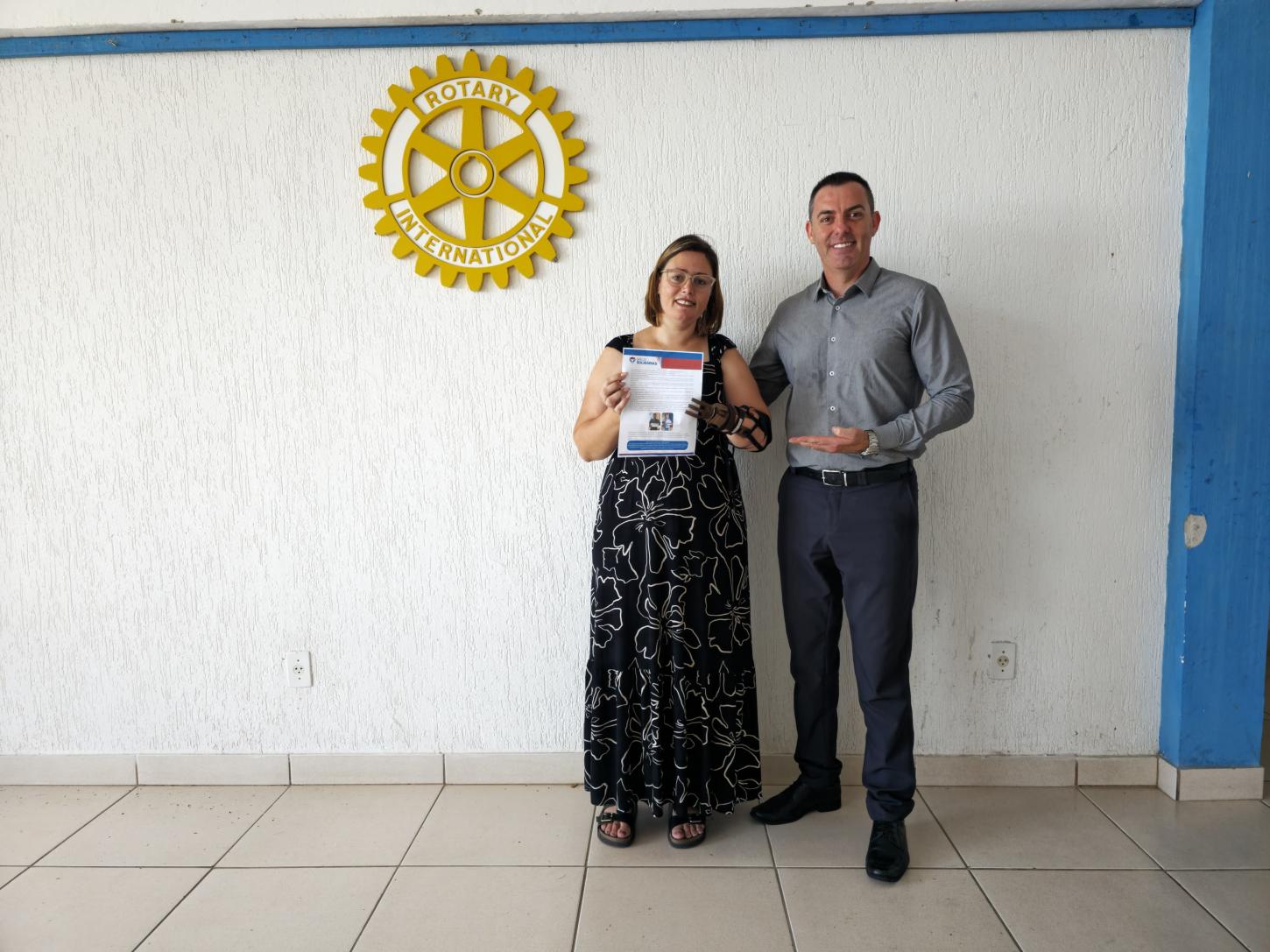Mulher que perdeu a mão na luta contra o câncer ganha prótese do Rotary Guaíba