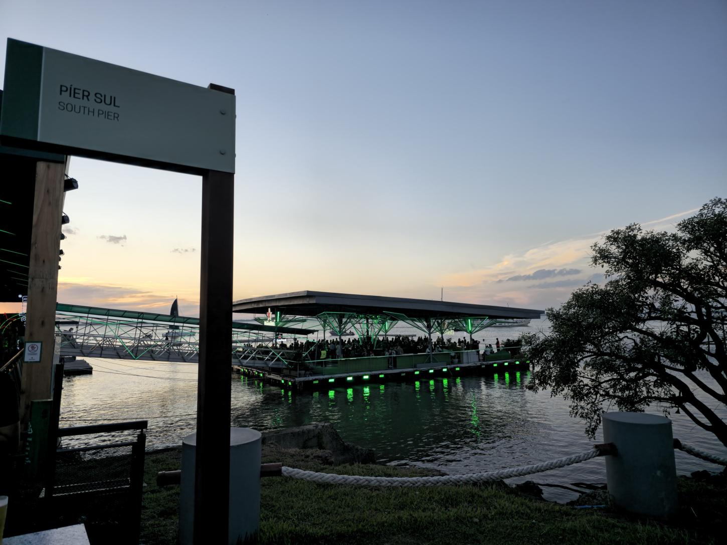 A 15 minutos de Guaíba, bar flutuante da Heineken propõe nova visão urbana e tem ingressos esgotando em poucos minutos