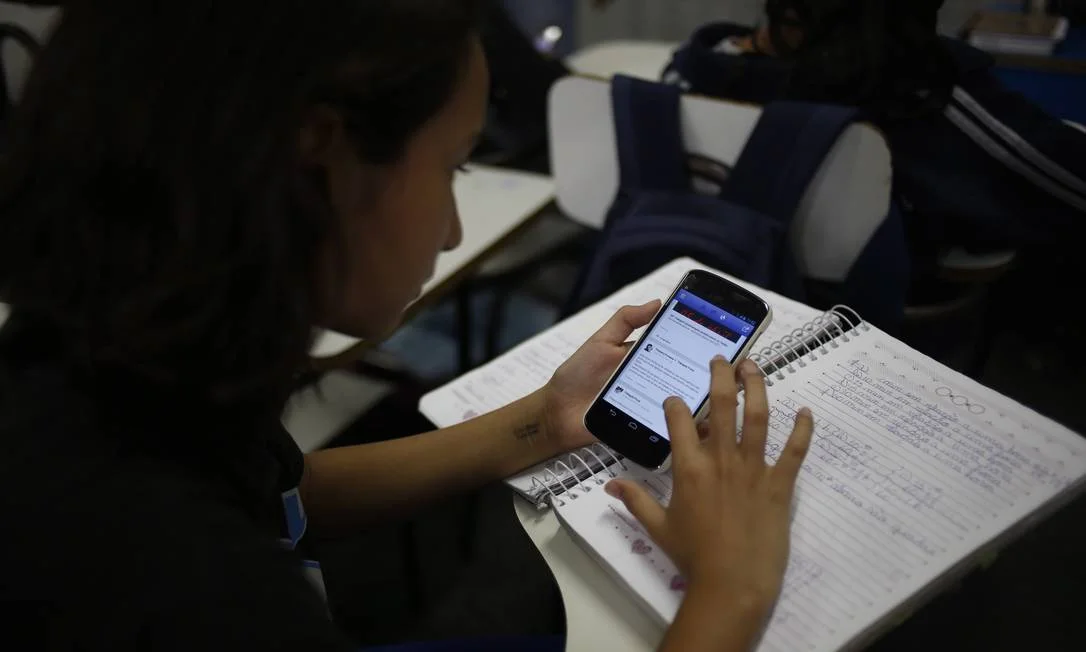 Prefeitura de Guaíba publica instrução normativa que regulamenta o uso de celulares nas escolas municipais