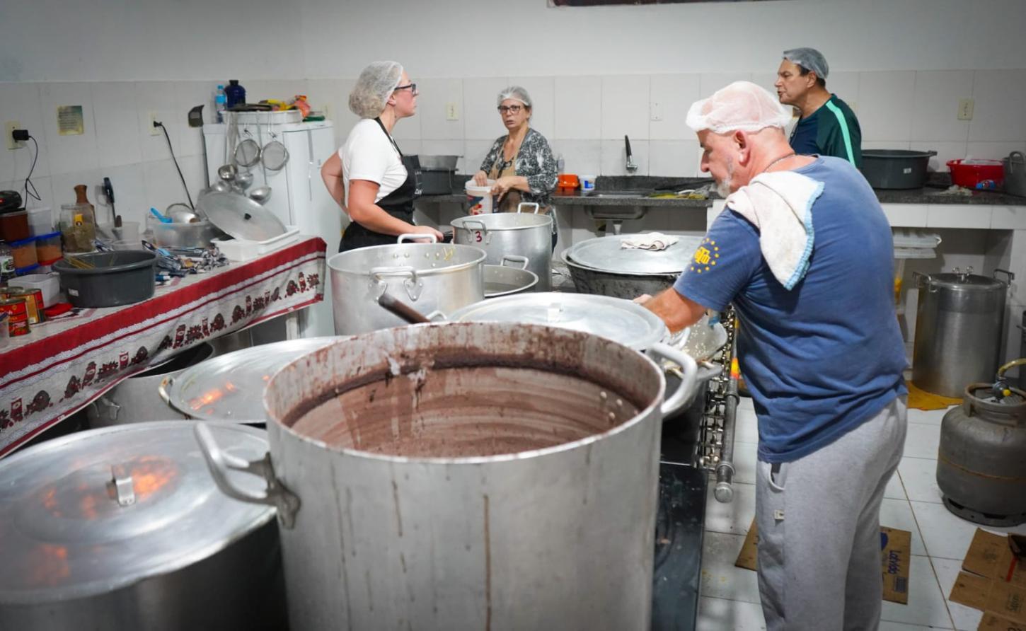 Com estoque baixo, Vagalumes da Esperança busca doações para continuar alimentando quem mais precisa