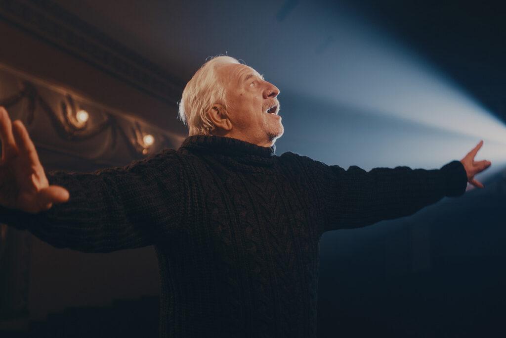 Amovijar e Cine Gomes promovem curso de teatro para terceira idade; veja como se inscrever