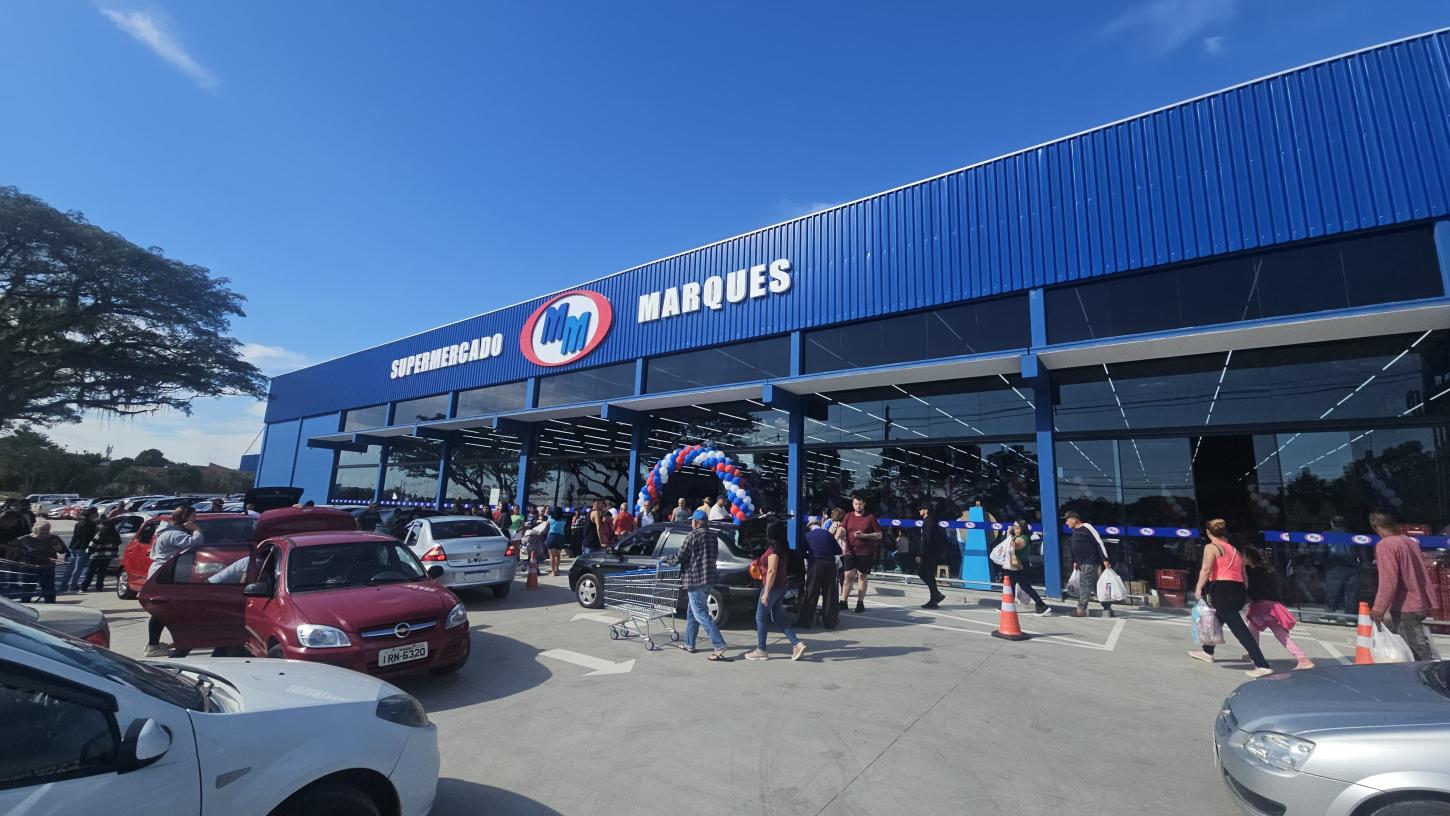 Após incêndio, Supermercado Marques reabre e atrai multidão: 'É o dia mais feliz da minha vida', diz empresário