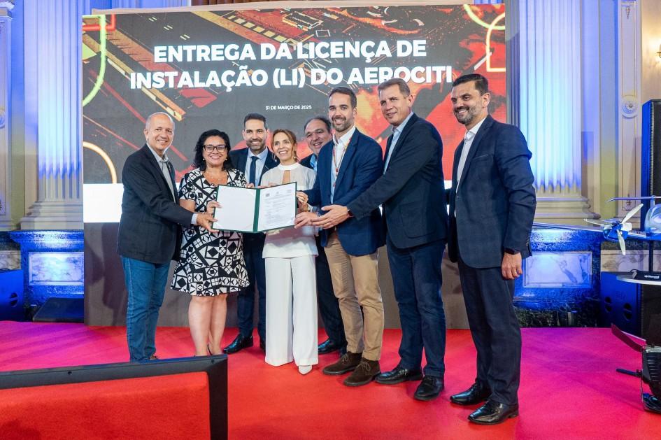Leite assina termo de concessão de área para implementação de complexo aeronáutico em Guaíba