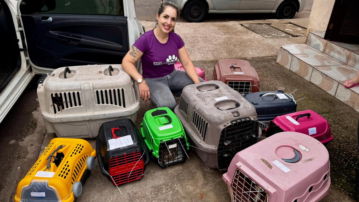 Vereadora Gabi Panazzolo doa primeira parcela do 13º salário para castração de cães e gatos em Guaíba