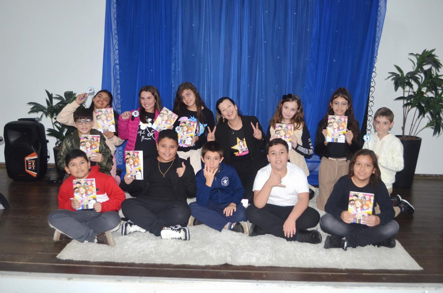 Alunos da escola Inácio de Quadros lançam o livro 