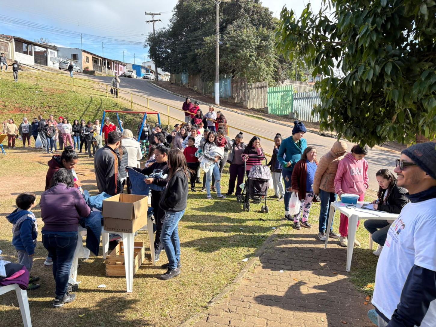 Ação de inverno do grupo Arrecadadores de Sorrisos atende mais de 200 pessoas na Nova Guaíba