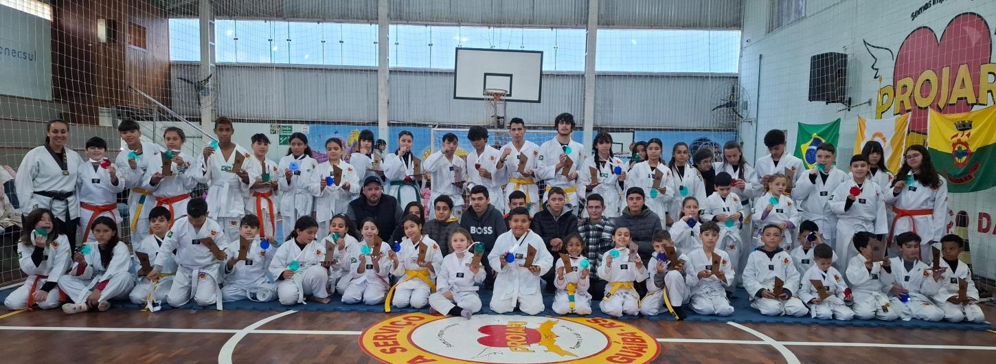 Participantes da oficina de Taekwondo do Projari realizam atividade interna de integração