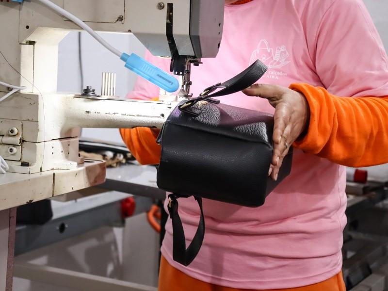 Apenadas do presídio feminino de Guaíba produzem bolsas para a indústria calçadista