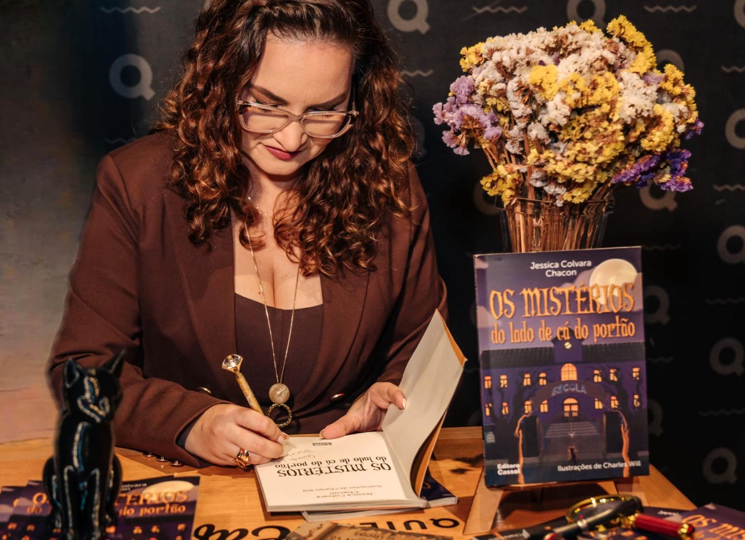 Professora e escritora Jessica Colvara autografa seu novo livro 