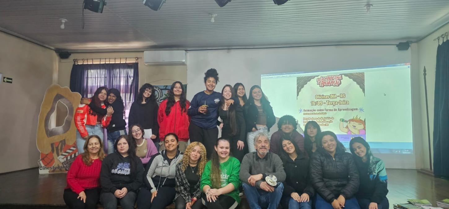 Cineasta José Maia realiza oficina de animação na escola Gomes Jardim