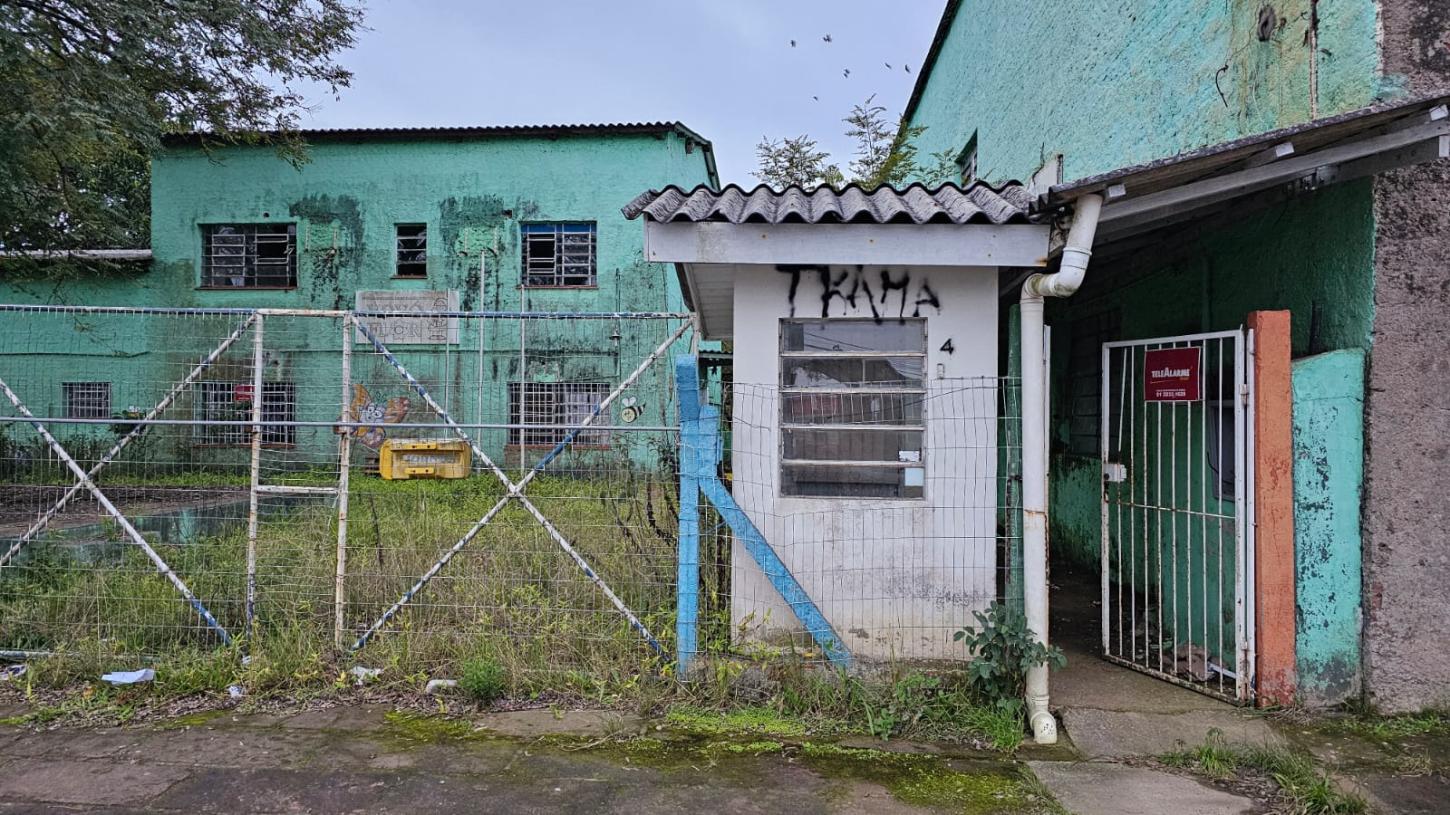 Escola segue interditada e vira alvo de vandalismo no Centro de Guaíba; comunidade cobra reforma