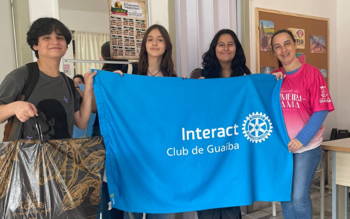 Interact Guaíba doa mais de 100 pares de meias para famílias em vulnerabilidade social