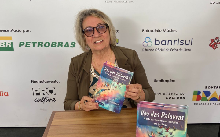 Escritora guaibense Vera Salbego autografa o livro “Voo da Palavra” na Feira do Livro de Porto Alegre