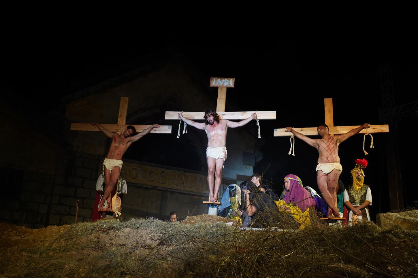 Encenação da Paixão de Cristo, a volta do Marques, Câmara fechada e outras notícias que marcaram abril
