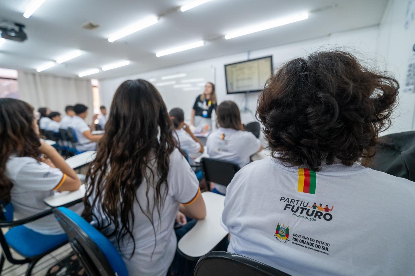 Jovens do programa 'Partiu Futuro Reconstrução' iniciam as aulas em Guaíba e região