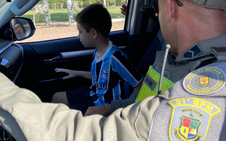 Pequeno fã realiza sonho ao conhecer viatura da Brigada Militar em Guaíba