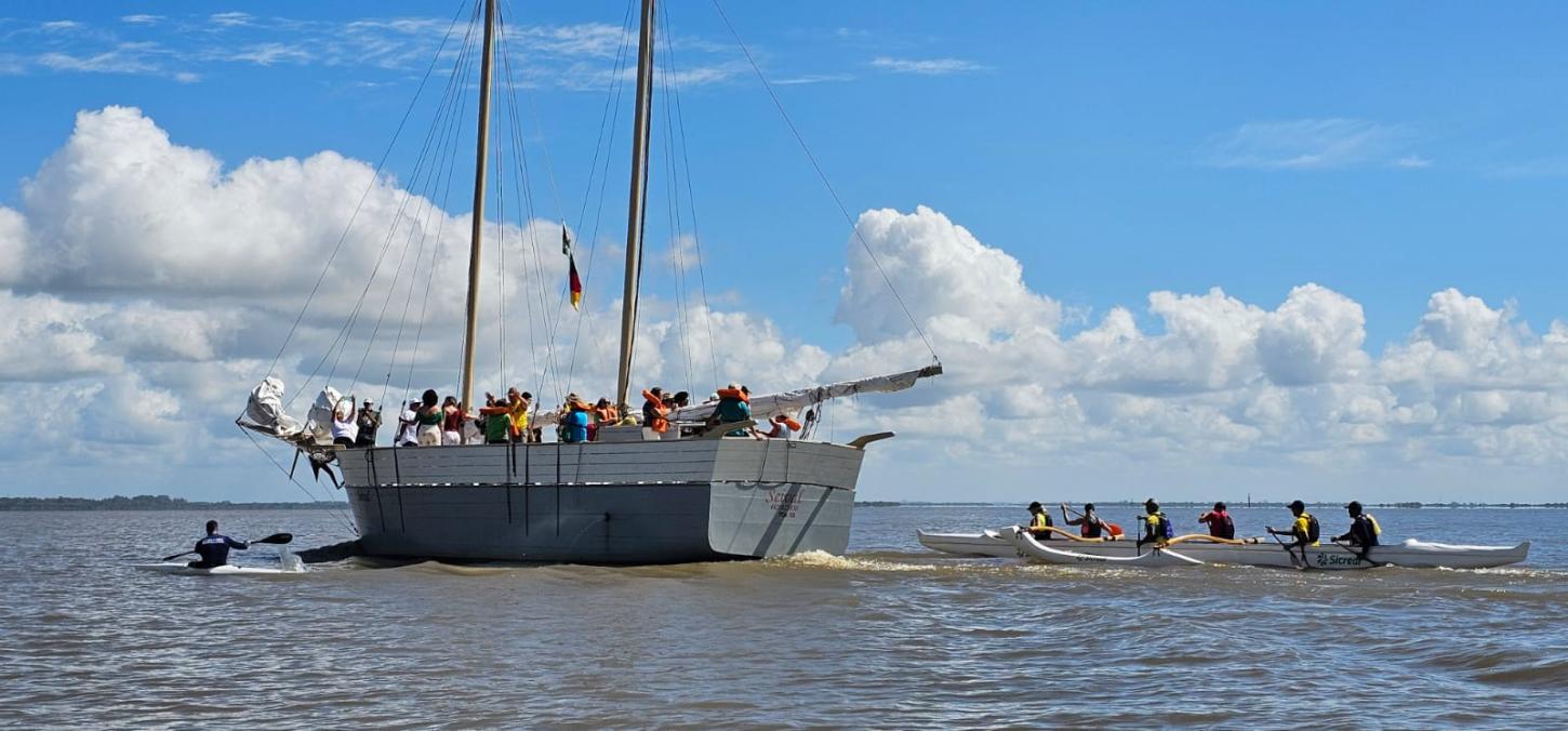 Procissão fluvial leva fiéis até a Ilha Pedras Brancas em homenagem a Nossa Senhora dos Navegantes