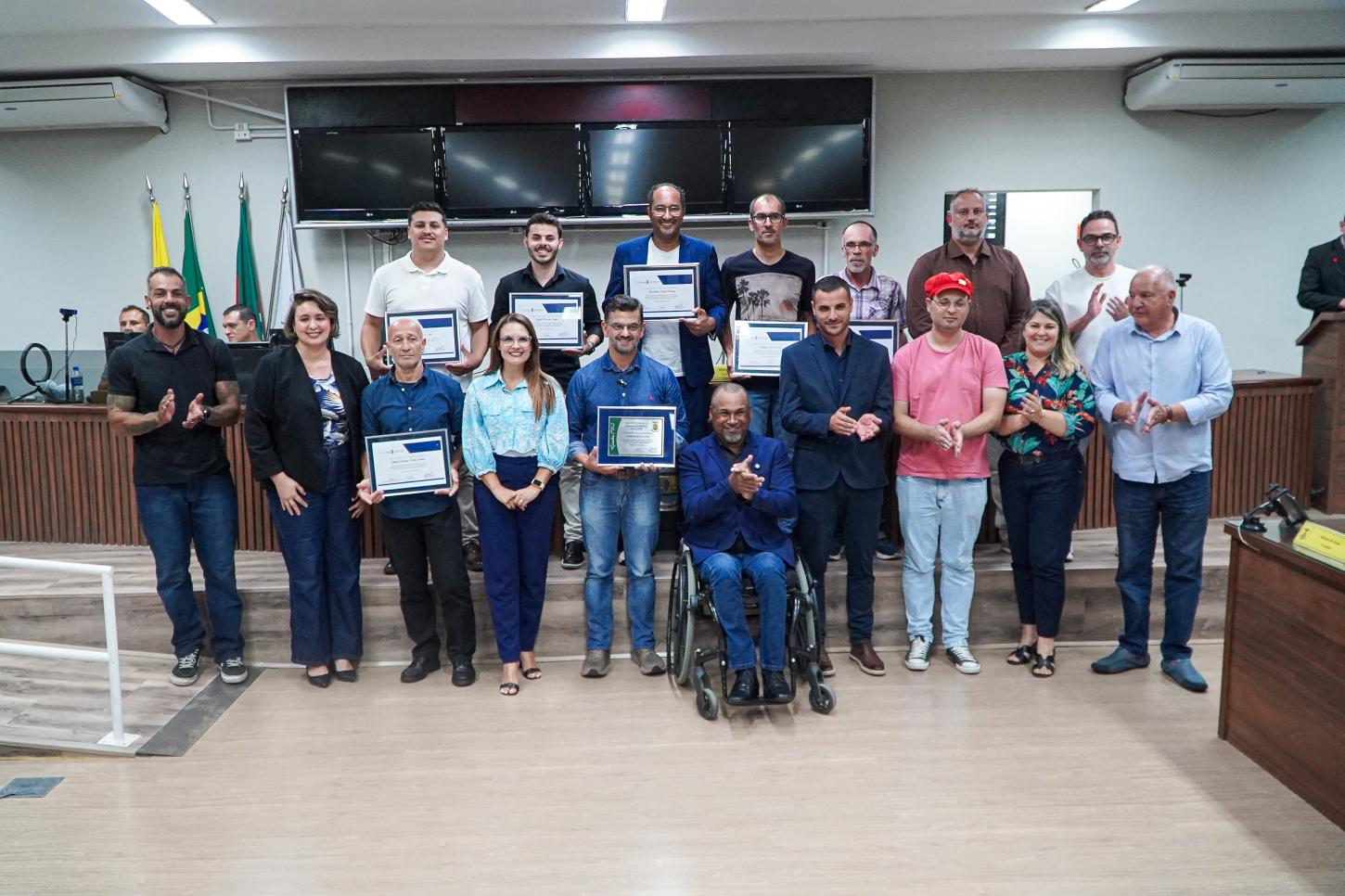 Câmara de Vereadores de Guaíba homenageia Maranata e equipe da “Viagem da Gratidão”