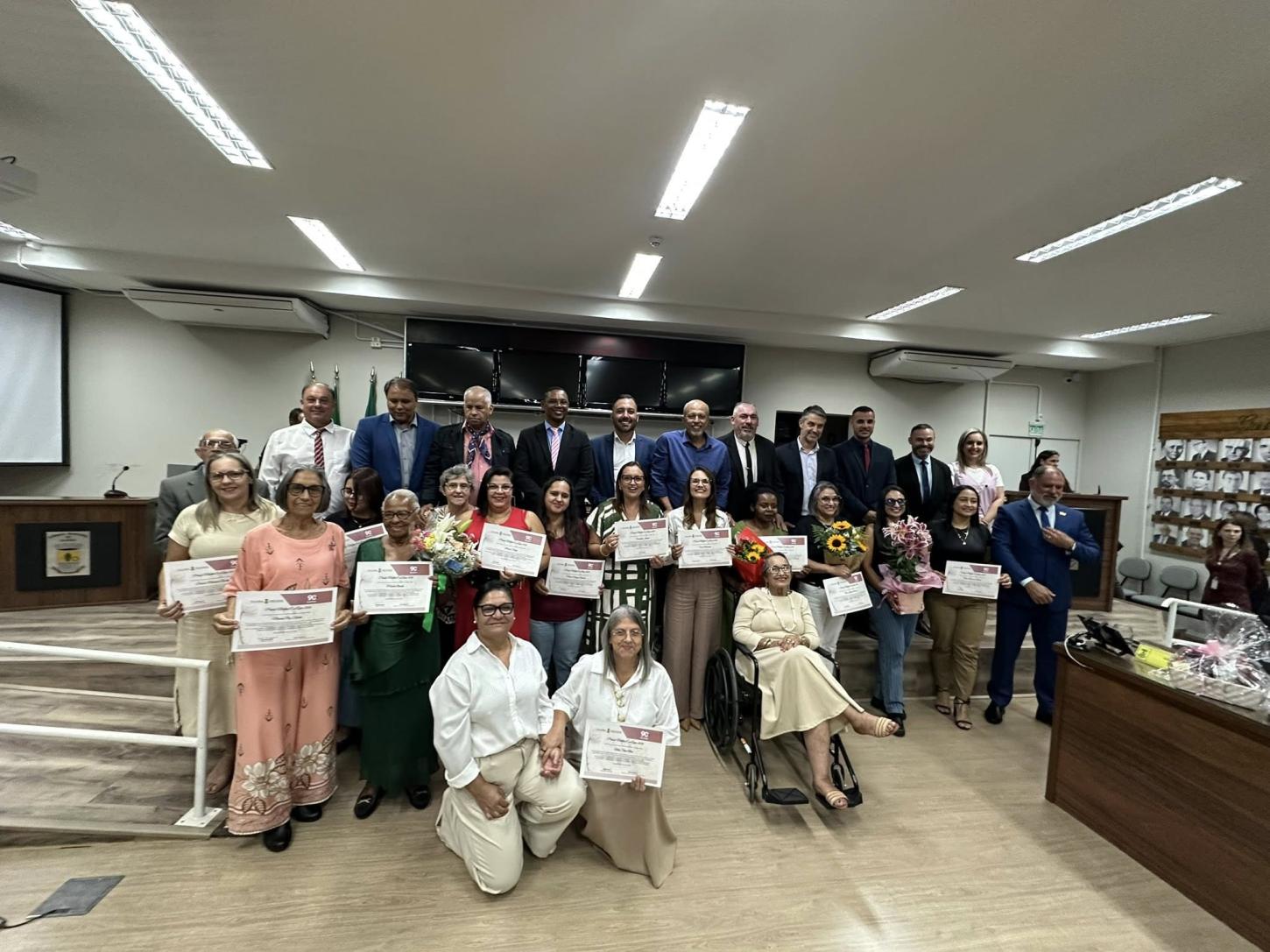 Câmara de Guaíba homenageia lideranças femininas e atualiza galeria de ex-vereadoras